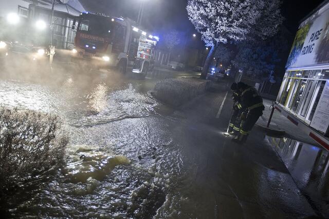 Wasser, Erde und Schlamm: Rohrbruch in Baden | Foto: BFKDO BADEN / Stefan Schneider