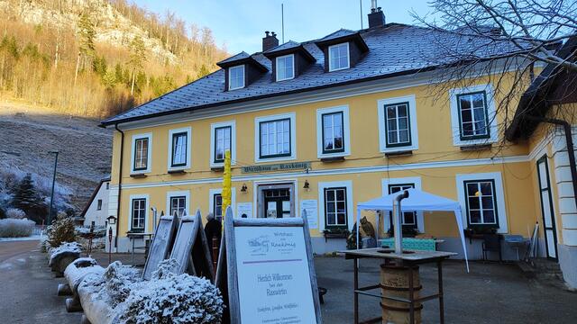 ...und kehren beim ,,Wirtshaus zum Raxkönig" ein... | Foto: I.Wozonig