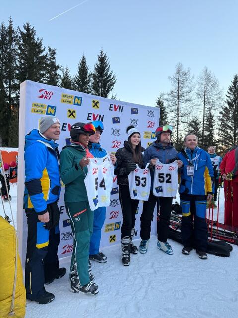 Startnummernausgabe bei der Promi Ski-Challenge am Semmering mit Julia Wess (3. v. r.) | Foto: Wess