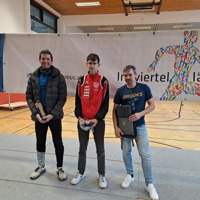Jakob Wakonig (Mitte) erreichte nach 22:31 Minuten das Ziel und siegte mit drei Minuten Vorsprung.  | Foto: Friedl