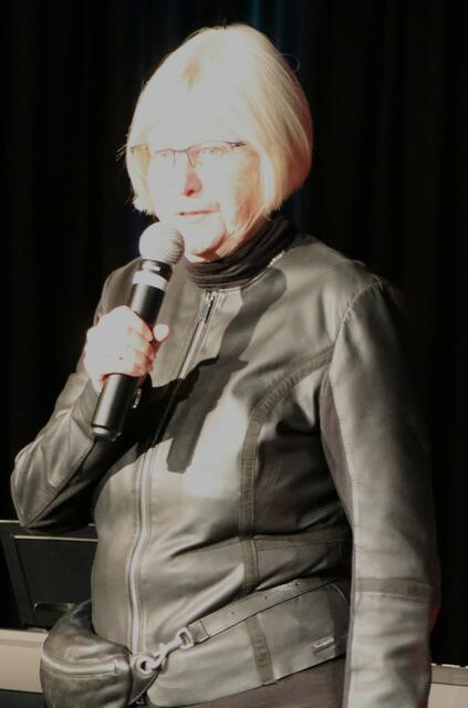 Stimmte die Besucher auf die Revue ein - Doris Zach | Foto: Gerhard Langmann