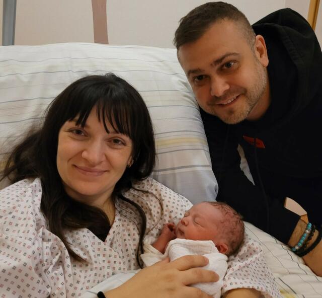 Mama Dejana und Papa Stefan Djurasinovic mit ihrem Neujahrsbaby Nikolaj. | Foto: © SALK/Natalie Gugg