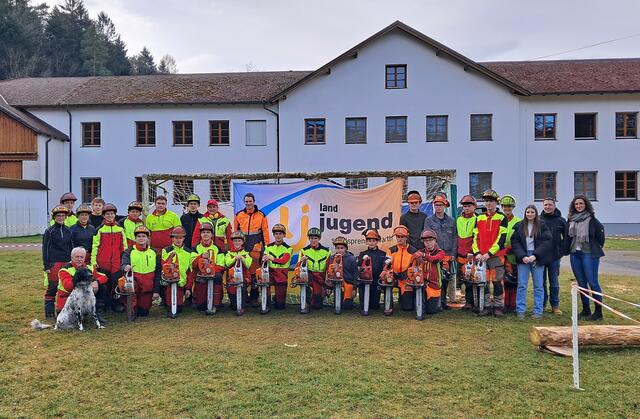 Förster Karl Lobner (Mitte hinten mit roter Kappe) und Sieger Maximilian Woschitz (5.v.l. hinten) mit den Teilnehmerinnen und Teilnehmern sowie den Schiedsrichtern. | Foto: LFS Warth