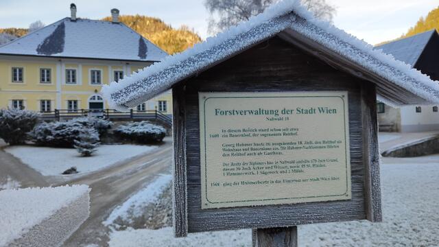 im ,,Reithof" (früher ein Gasthaus) lebte  die Familie Hubmer, heute gehört er der Stadt Wien und die Forstverwaltung ist hier untergebracht... | Foto: I.Wozonig