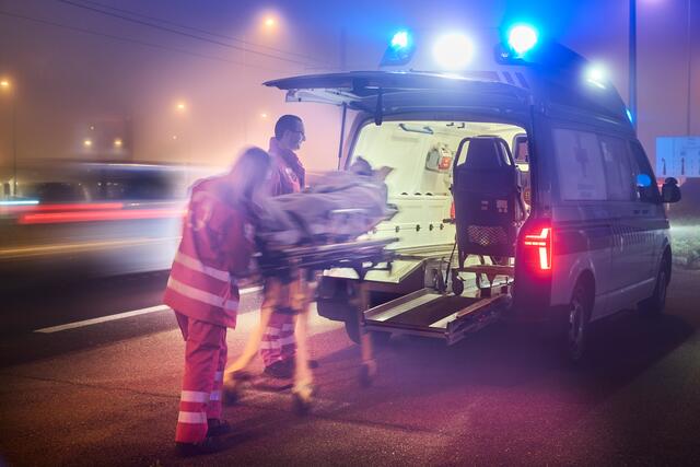 Rund 280 Rettungs- und Notfallsanitäter des OÖ. Roten Kreuzes sorgten in der Silvesternacht für rasche Hilfe.  | Foto: OÖRK/Asanger
