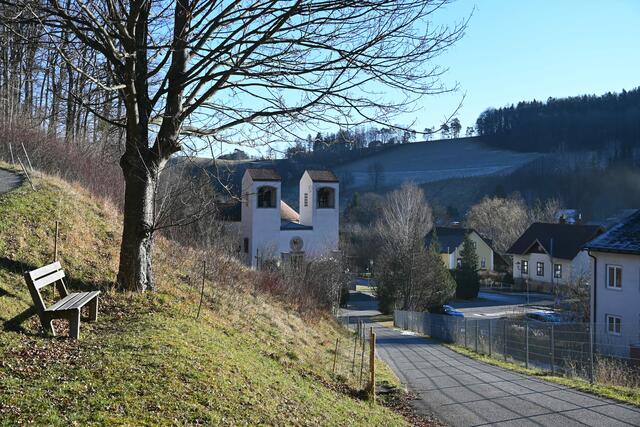 Pfarrkirche Edlach von der Straße hinauf zum Friedhof