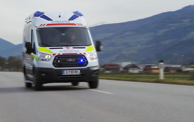 Er wurde von der Rettung geborgen und anschließend in das BKH Kufstein gebracht. | Foto: RD Tirol GmbH/Eller / Symbolbild