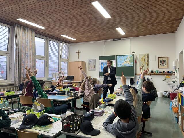 Die Schülerinnen und Schüler stellten neugierig viele Fragen über die Arbeit im Europäischen Parlament, das alltägliche Leben als Abgeordneter und warum ein Miteinander in Europa für uns alle wichtig ist. | Foto: Hannes Heide