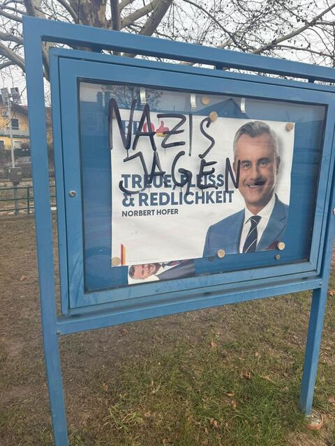Dieser Plakat-Ständer der FPÖ wurde mit "Nazis jagen" beschmiert.