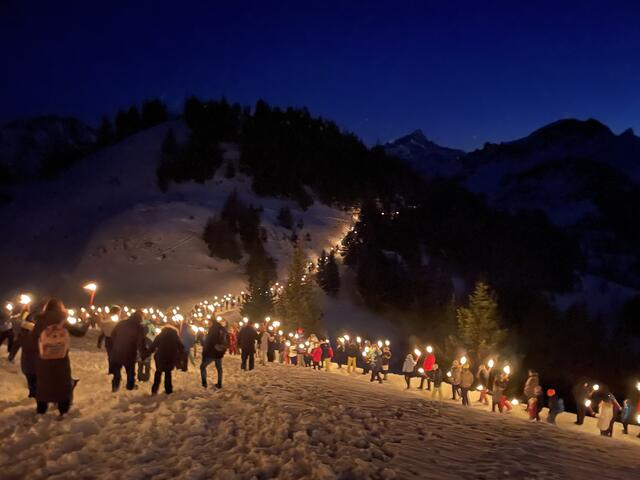 Das Interesse an der Fackelwanderung im Bereich des Neunerköpfles war riesig. | Foto: Veranstalter