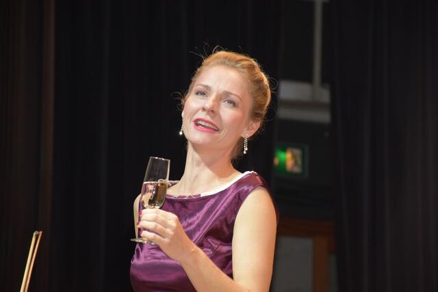 "Oft genügt ein Gläschen Sekt" von Robert Stolz: Elisabeth Pratscher sang sich in die Herzen der Besucherinnen und Besucher. | Foto: Waltraud Fischer