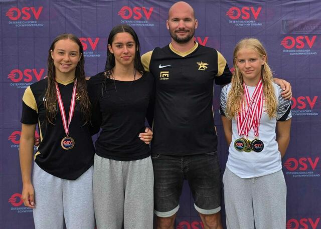 Cheftrainer Christian Wohlmutter mit den Nachwuchstalenten Hana Schlauer, Collien Hofstadler und Lilli Paier (Archivbild). | Foto: SV Leoben
