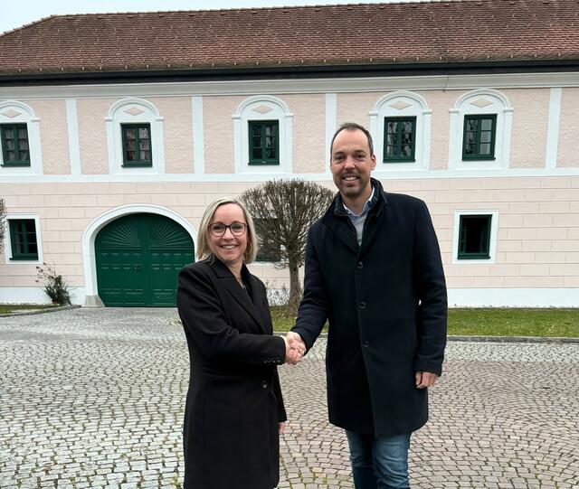 Die neue Amtsleiterin von Fischlham, Cornelia Thaller, mit ihrem Chef, Bürgermeister Klaus LIndinger. | Foto: ÖVP