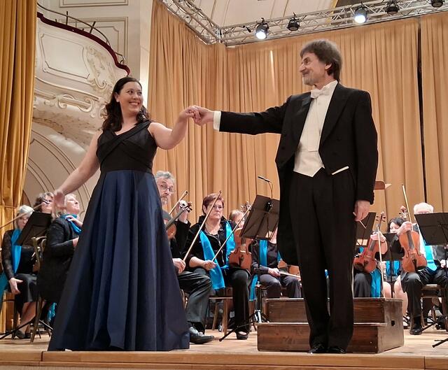Die Sopranistin Katharina Jing An GEBAUER mit dem Dirigenten Willi ZWITTKOVITS
