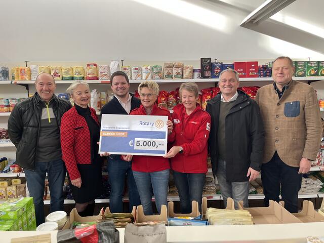 Werner Pernauer, Bezirksstellenleiterin Wilbirg Mitterlehner, Präsident Georg Oberaigner, Karin Mandl, Brigitte Bühler, Max Jauker und Rotkreuz-Bezirksgeschäftsleiter Johannes Raab (v. l.). | Foto: Rotes Kreuz/Fuchs