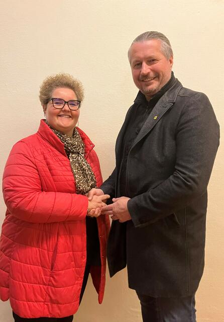 Personalvertreterin der Pflichtschullehrer:innen in Krems-Stadt Dipl.-Päd.in Andrea Bergmaier mit Bgm. Mag. Peter Molnar | Foto: SLÖ Krems