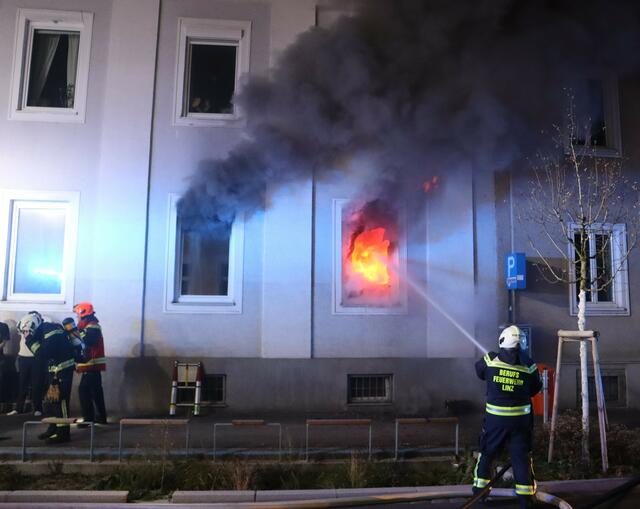 Der Brand ereignete sich in einer Erdgeschosswohnung in der Scharitzerstraße. | Foto: Berufsfeuerwehr Linz
