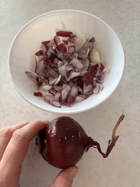 Die ätherischen Öle von Zwiebeln sind bei Schnupfen eine Wohltat für die Atemwege.  | Foto: MeinBezirk/Jung