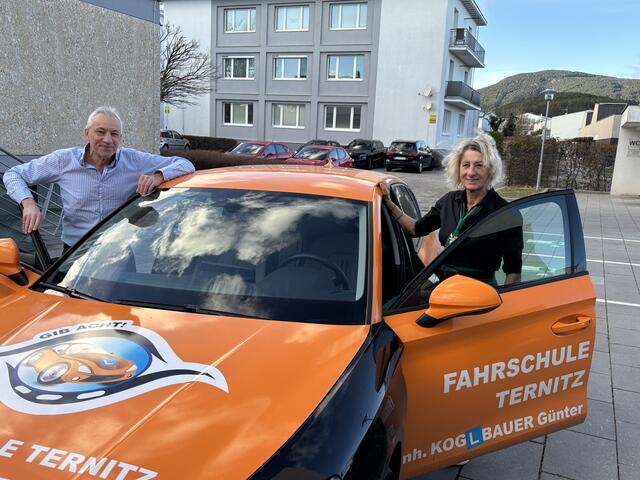 Astrid LoIacono vor der Testfahrt mit Fahrschulleiter Günter Koglbauer.