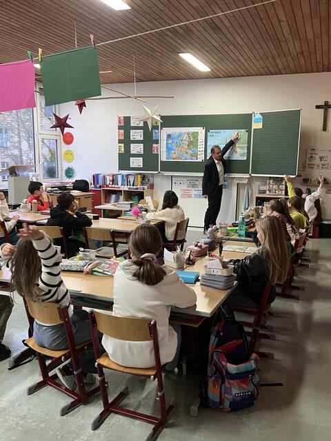 Neben der Geschichte der Europäischen Union erzählte der ehemalige Bad Ischler Bürgermeister darüber, wie bedeutend die Europäische Union als Friedensprojekt Europa war und ist und wie jeder von der Europäischen Union profitiert, z. B durch offene Grenzen oder länderübergreifende Initiativen. | Foto: Hannes Heide