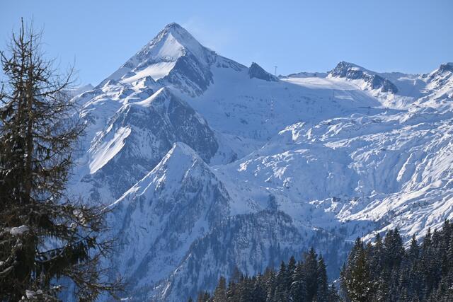 Kitzsteinhorn, man sieht die Seilbahnstützen und Gletscherschigebiet