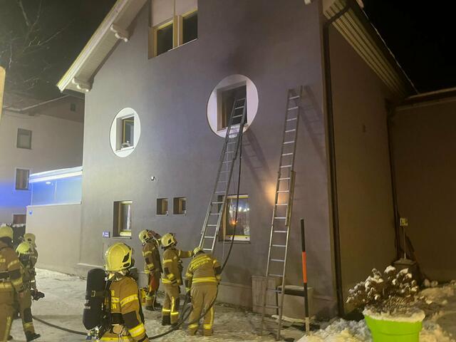 Passanten, die Feuerwehr und die Polizei retteten die Bewohner. | Foto: Feuerwehr Saalfelden