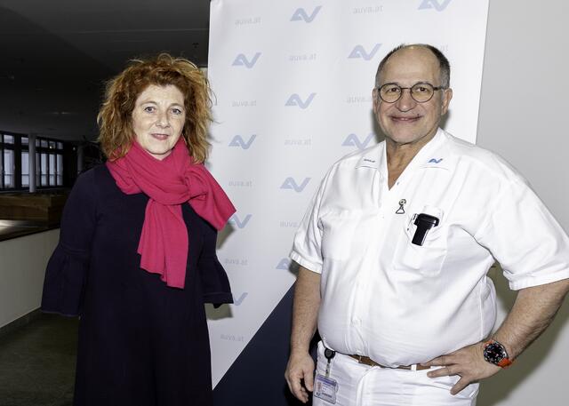 Klaus Katzensteiner, ärztlicher Leiter UKH Linz in Ruhestand, und Maria Lesterl, Direktorin der AUVA-Landesstelle Linz. | Foto: AUVA/Kierner