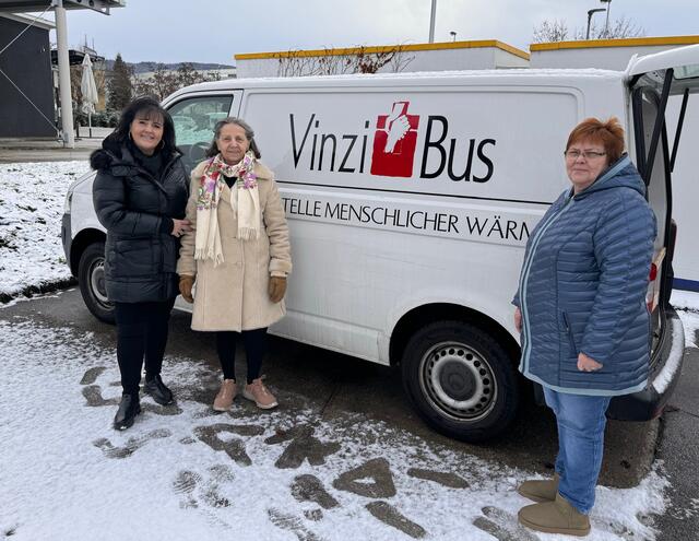 Birgit Zemasch, Obfrau von "Gemeinsam helfen Kärnten" übergab kurz vor Weihnachten eine großzügige Spende an den VinziBus.  | Foto: Freiheitlichen Klagenfurt Stadt