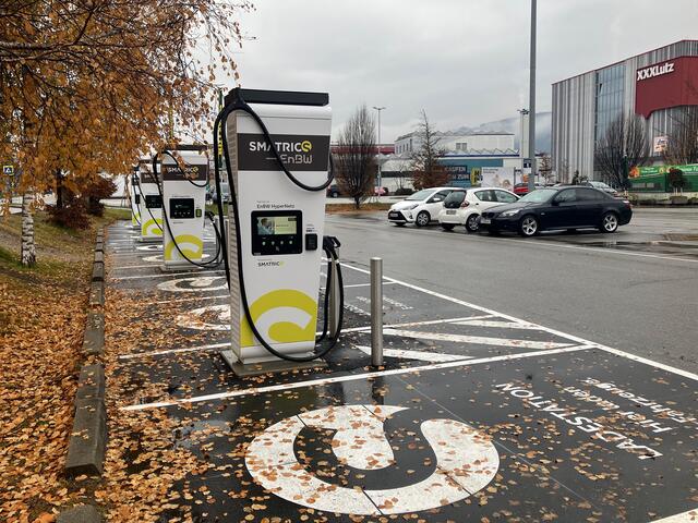 Am neuen Standort in Rum stehen acht moderne High-Power-Charging-Ladepunkte mit einer Leistung von bis zu 400 kW bereit.  | Foto: SMATRICS EnBW