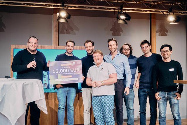 Mathias Lipp freut sich über die Auszeichnung seiner Innovation: Beim Politechathon wurde das KI-Tool des gebürtigen Villachers mit dem ersten Platz ausgezeichnet. | Foto: BW Stiftung/ Viktor Heekeren