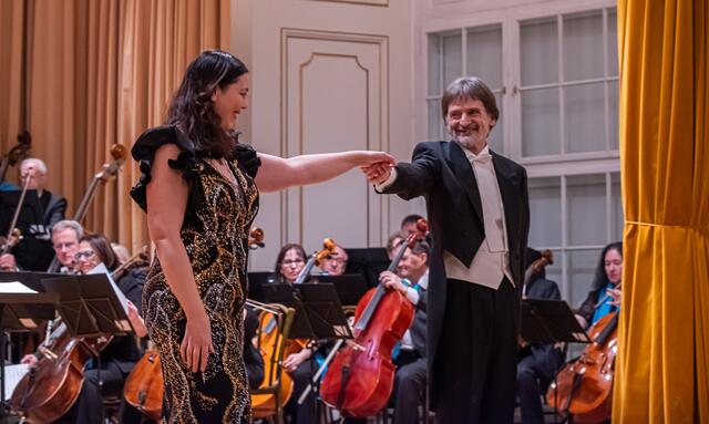 Die Sopranistin Katharina Jing An GEBAUER mit dem Dirigenten Willi ZWITTKOVITS
