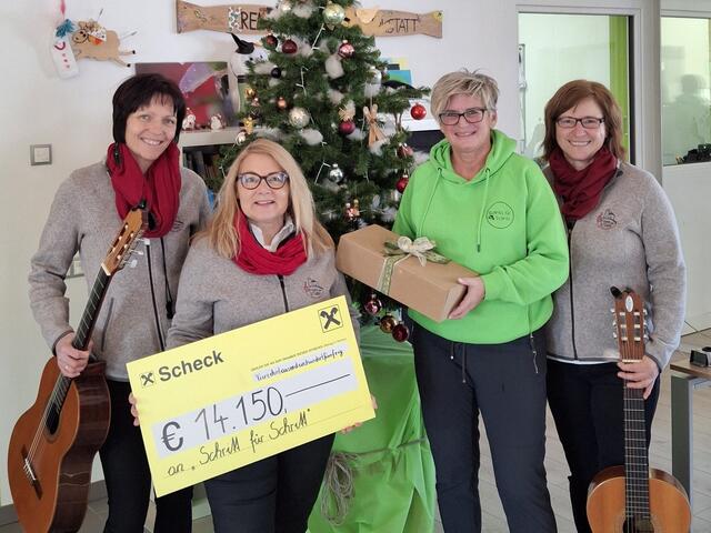 14.150 € übergaben Monika Brix, Helga Obwaller und Renate Rieser an Obfrau Susanne Schöllenberger (3. v .li.) vom Verein zur Förderung behinderter Kinder „Schritt für Schritt“. | Foto: privat