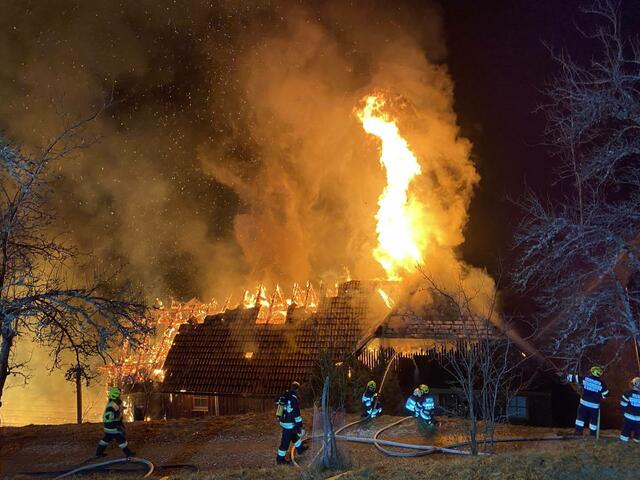 Ein Wohnhaus samt Carport wurde bei einem Brand in der Silvesternacht zerstört.  | Foto: FF St. Georgen ob Murau