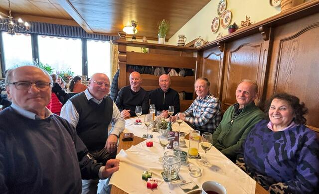 Tradition am Stefanitag in Schardenberg. Das Treffen ehemaliger Schulfreunde: von Links: Rupert Mayr, Organisator Sepp Nöbauer, Herbert Buchinger, Franz Gruber, Hans Bauer, Franz und Rita Streibl. | Foto: Gruber
