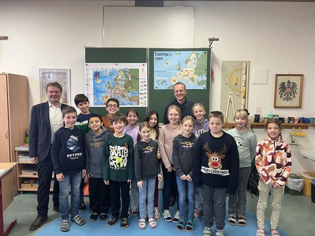 Europaabgeordneter Hannes Heide bedankt sich bei Direktor Martin Sturm und der 4A Klasse über das lebendige Gespräch, das zeigt, dass auch Kinder bereits viel über Europa wissen, viele Fragen haben und motiviert sind, mehr darüber zu lernen. | Foto: Hannes Heide