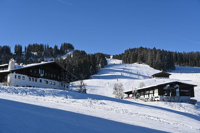 Gasthaus Mittelstation, Piste und Seilbahn-Station