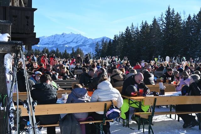 Jetzt zu Mittag ist auf der Terrasse des Gasthauses schon mehr los