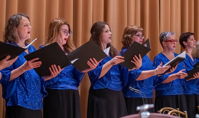 Das Damenvokalensemble Indigo unter der Leitung von Christian FRABERGER