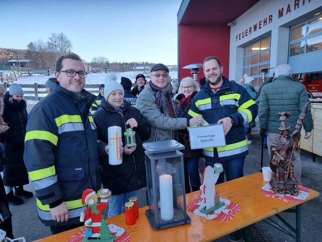 Bürgermeister Franz Ragger übergab eine großzügige Spende im Rahmen der Friedenslichtaktion.  | Foto: Gemeinde Maria Rain
