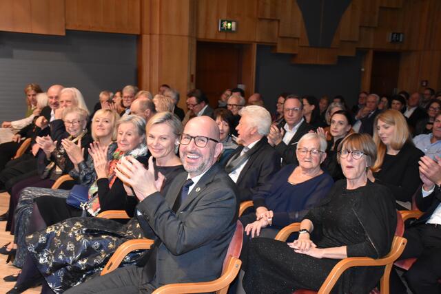 Unterhielt sich prächtig: Bürgermeister Michael Schumacher mit Gattin Klaudia sowie weiteren begeisterten Kulturgenießerinnen und Kulturgenießern | Foto: Waltraud Fischer