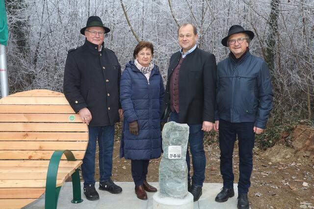 Murecks Bürgermeister Klaus Strein (2.v.r.) mit den ehemaligen Gemeindespitzen Hans Pock (Eichfeld), Waltraud Sudy (Mureck) und Anton Vukan (r.), der zunächst Gemeindechef von Gosdorf und später Mureck war.  | Foto: Schleich 
