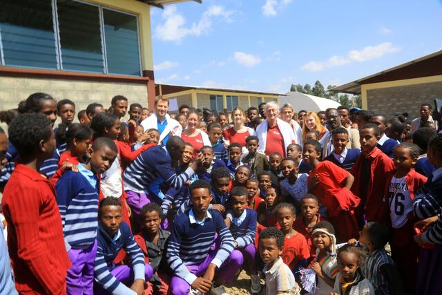 Die kleine österreichische Delegation mit den glücklichen Kindern vor der neuen Schule | Foto: MfM