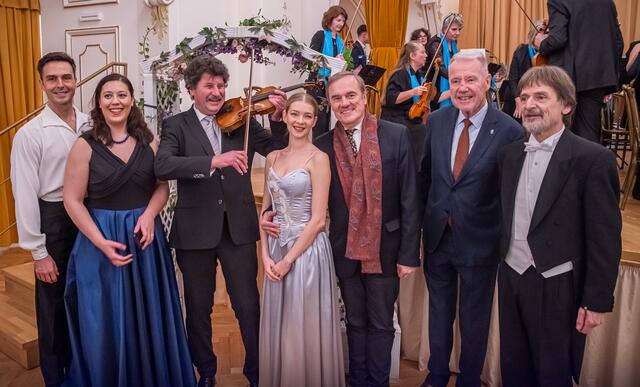 links und Bildmitte: das Ballettpaar, 
zweite v.l.: die Sopranistin Katarina Jing An GEBAUER
dazwischen Peter FLEISCHMANN als Johann STRAUSS II,
rechts:  der Choreograph Christian TICHY, Bgm Klaus SCHNEEBERGER und der Dirigent Willi ZWITTKOVITS