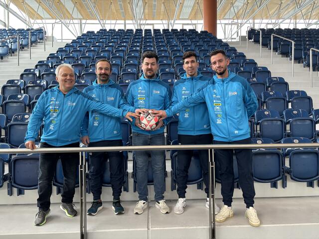 Spannende Spiele stehen beim Hallencup am 5. Jänner in der Stadthalle auf dem Programm. Josef Gruber, Sead Susic, Minel Kesmer, Serhat Sari und Paul Petermair freuen sich auf ein spannendes Turnier (v. li.) | Foto: Gru