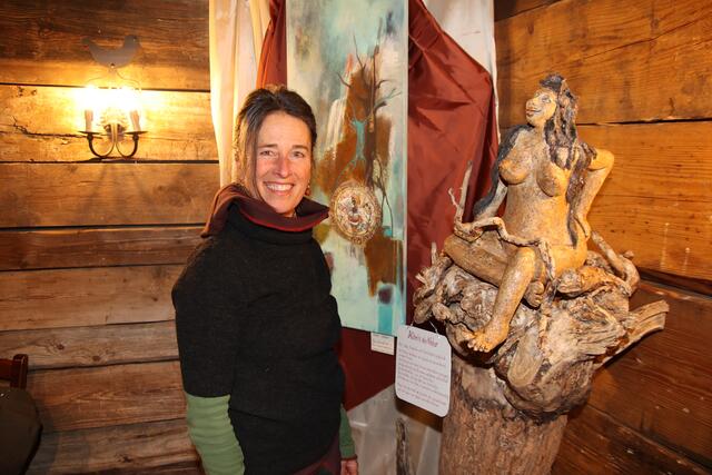 Skulptur "Hüterin der Natur": Karin Weber mit ihren Kunstwerken.