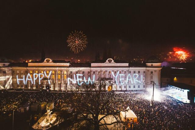 Rund 10.000 Besucherinnen und Besucher feierten am Veranstaltungsgelände vor der Hofburg gemeinsam ins Neue Jahr, noch einige tausend Besucher mehr ließen in der Stadt die Party zum Jahreswechsel steigen. | Foto: Stadtmarekting
