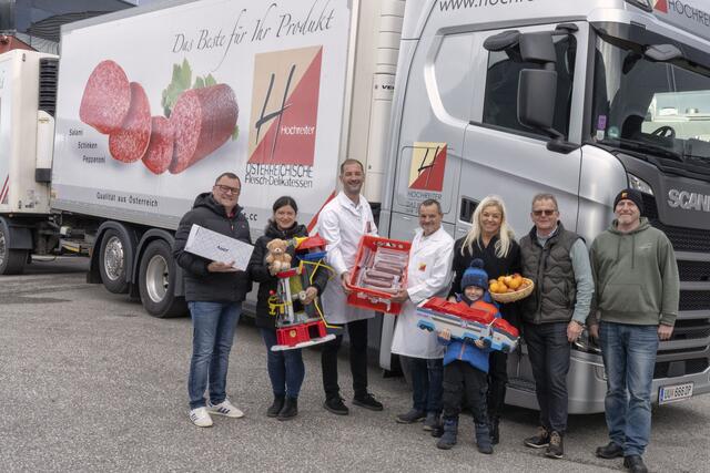Von links: Joachim Redl, Nicole Hofer, Manuel Hehenberger, Thomas Reisinger, Petra Hochreiter mit David, Wolfgang Hochreiter und Andreas Prinz. | Foto: Hochreiter Gruppe
