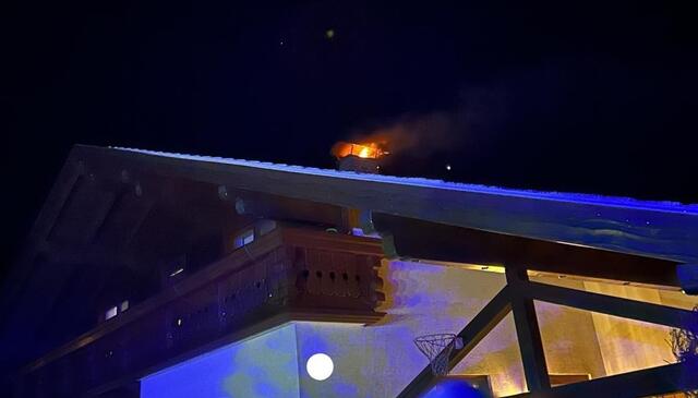 Flammen aus dem Kamin sichtbar. | Foto: Freiwillige Feuerwehr Siebenbrünn-Riegersdorf