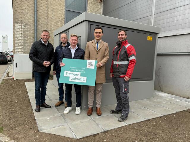 Bürgermeister Stefan Lang, Walig Manuel (Leiter Lagerhaus Retz), Dominik Hawle (Projektverantwortlicher NNÖ), Thomas Haunold (Leiter Service Center NNÖ Hollabrunn) und David Eschinger (Techniker NNÖ)  | Foto: Netz NÖ