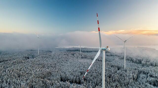 Windräder im verschneiten Wald. Über die Errichtung weiterer Windkraftanlagen im Bezirk wird am Sonntag (12. Jänner) abgestimmt. | Foto: Benjamin Wald